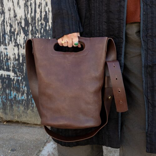 PK-AW26-HALI-bucket-bag-brn-hand-